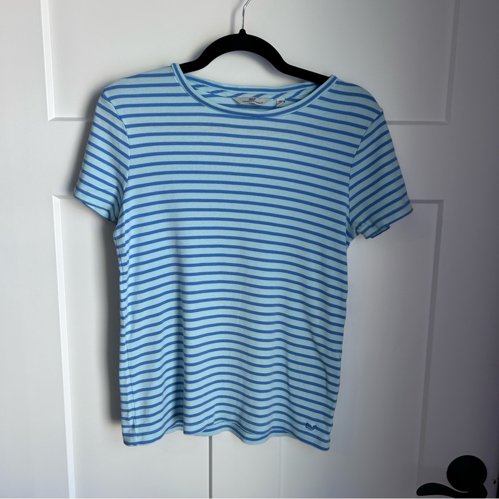 Vineyard Vines Women’s Light Blue and Dark Blue Striped Tee Size Medium